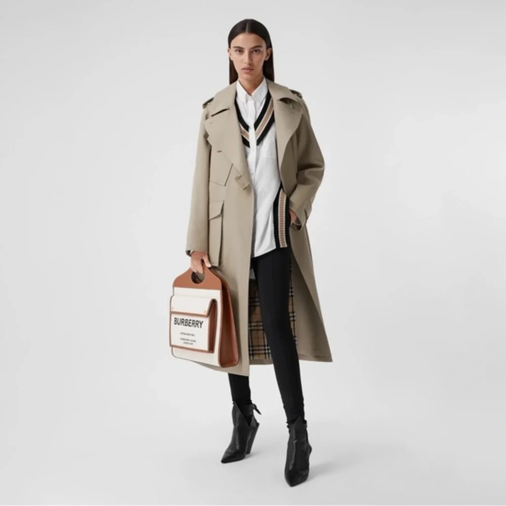 🔴SOLD🔴 BURBERRY Medium Pocket Logo Canvas and Leather Tote - Picture 4 of 16